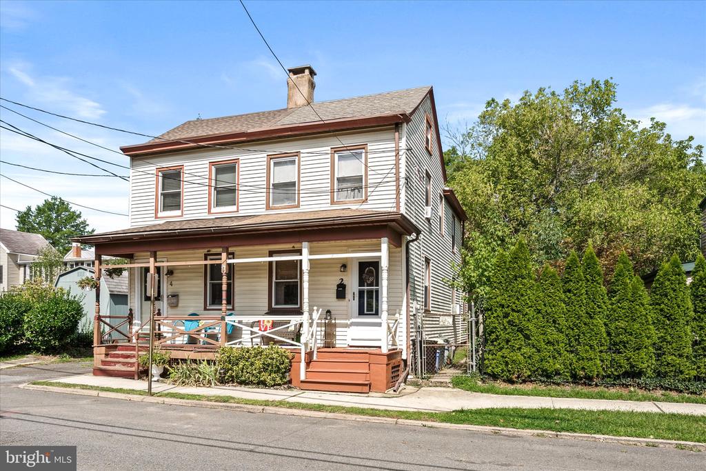 2 W CHESTNUT STREET