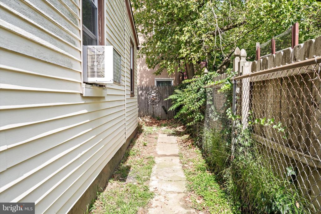 2 W CHESTNUT STREET