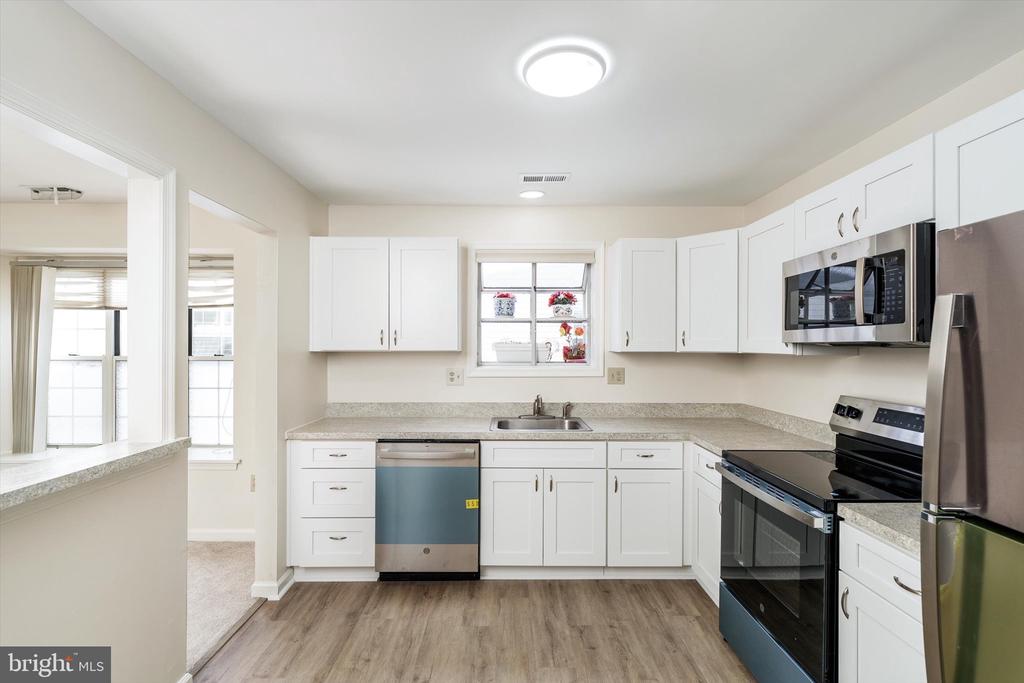 2 FERNWOOD COURT