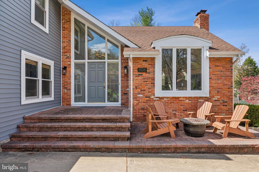 1106 BUTTONWOOD DRIVE