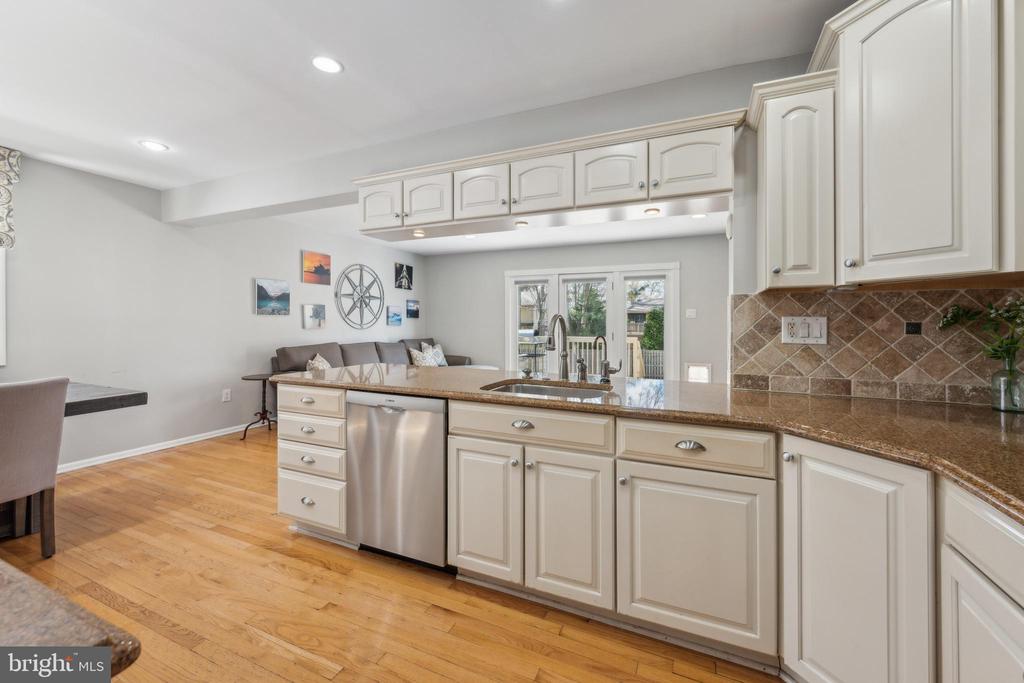 1106 BUTTONWOOD DRIVE