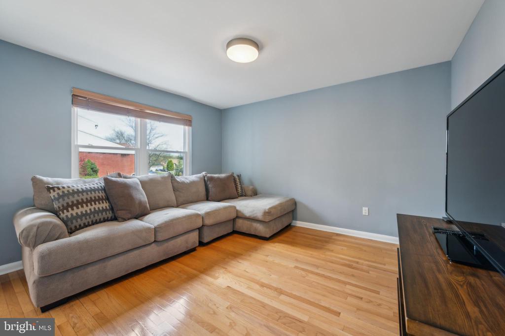 1106 BUTTONWOOD DRIVE