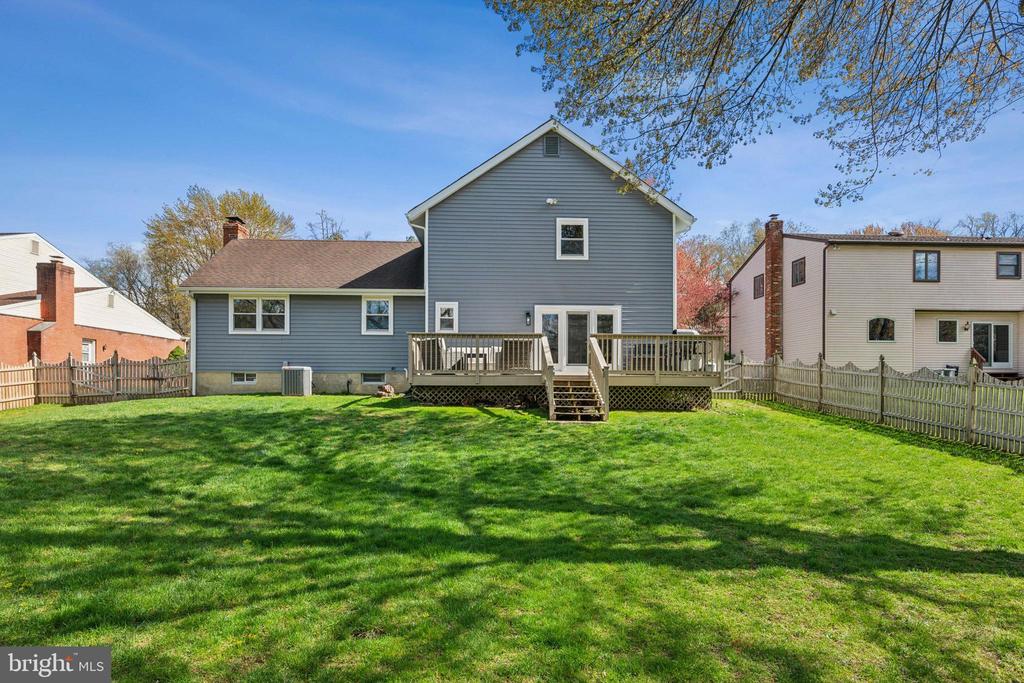 1106 BUTTONWOOD DRIVE