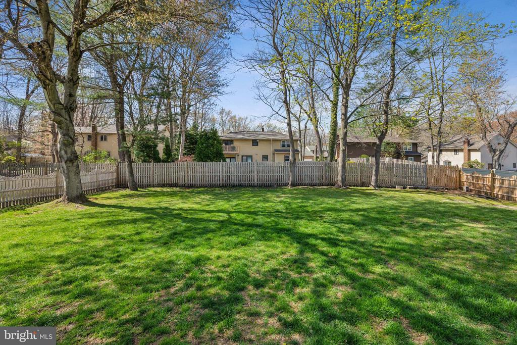 1106 BUTTONWOOD DRIVE