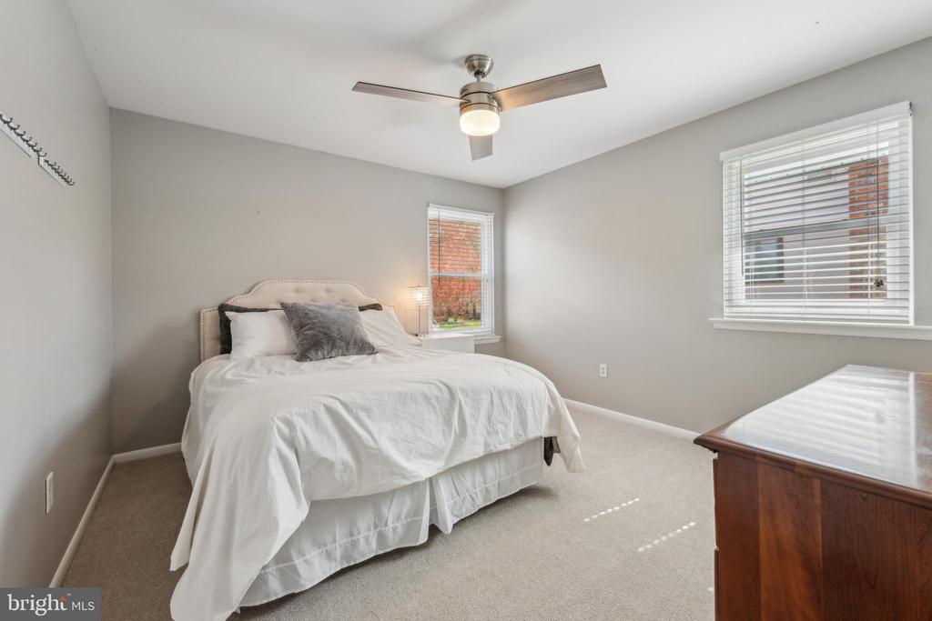 1106 BUTTONWOOD DRIVE