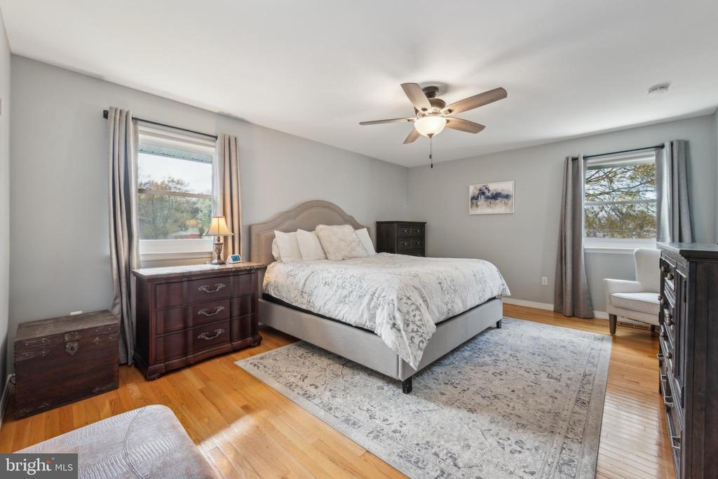 1106 BUTTONWOOD DRIVE