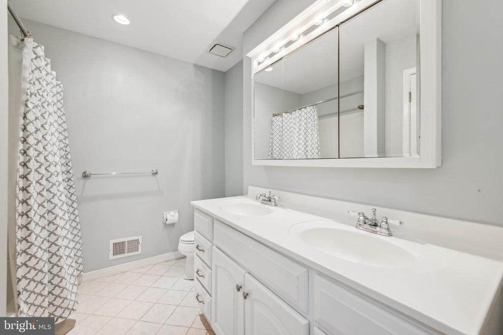 1106 BUTTONWOOD DRIVE
