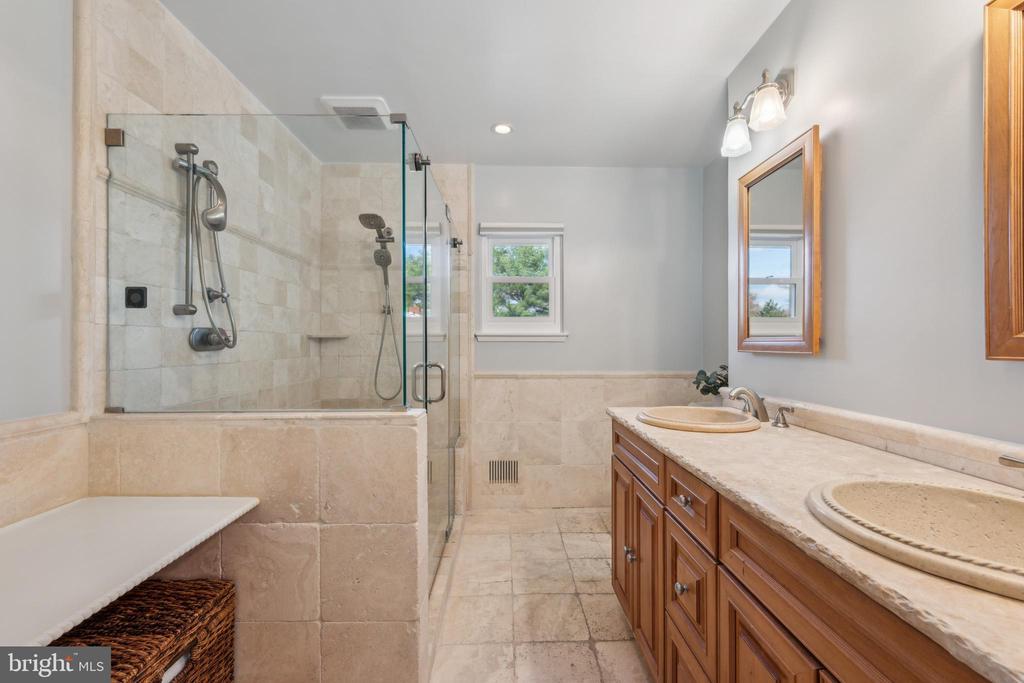 1106 BUTTONWOOD DRIVE