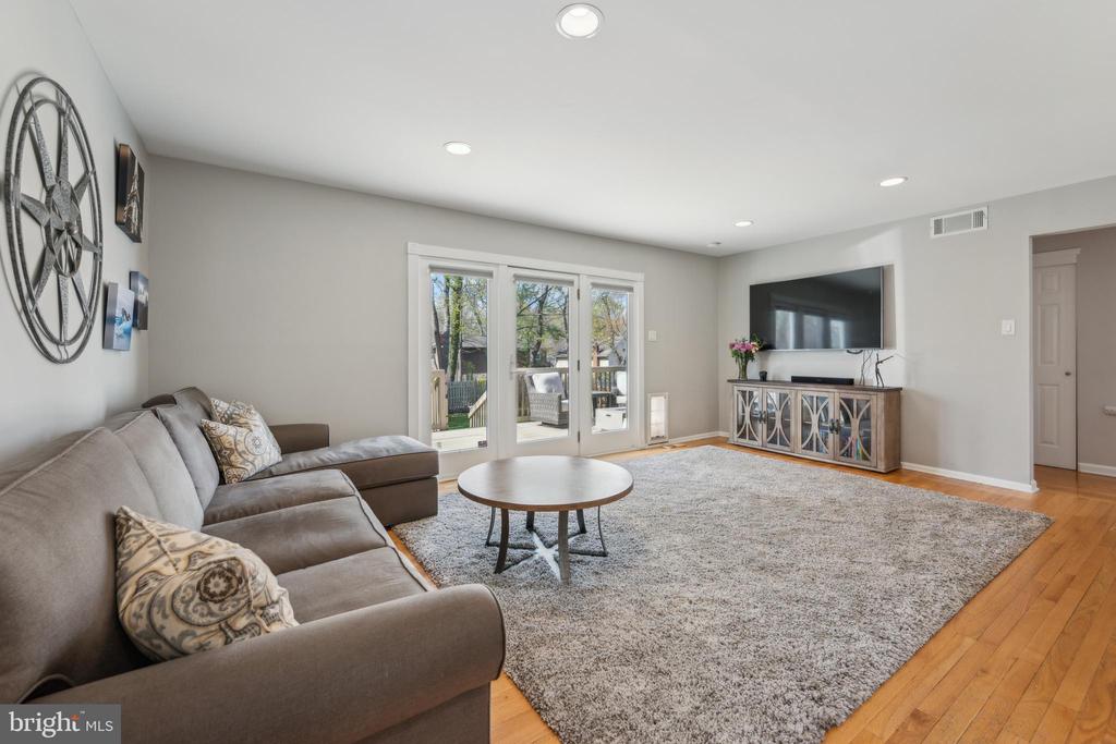 1106 BUTTONWOOD DRIVE