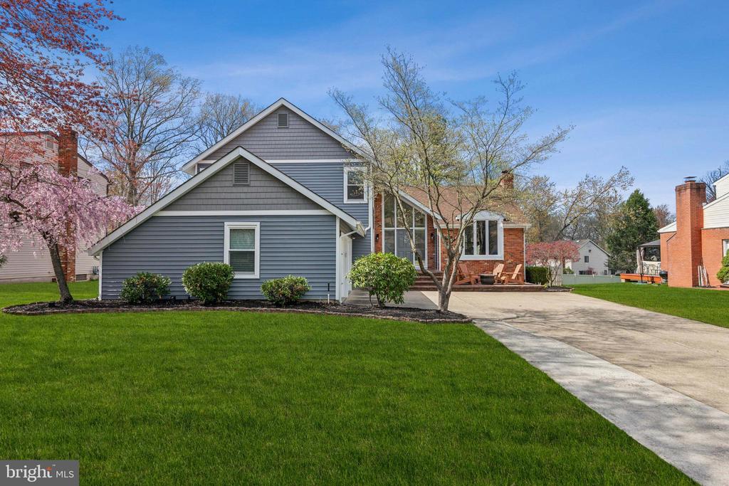 1106 BUTTONWOOD DRIVE