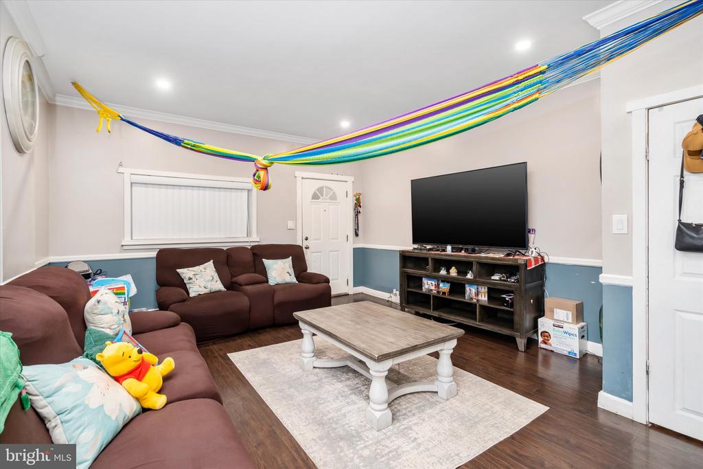 12 MOTT STREET