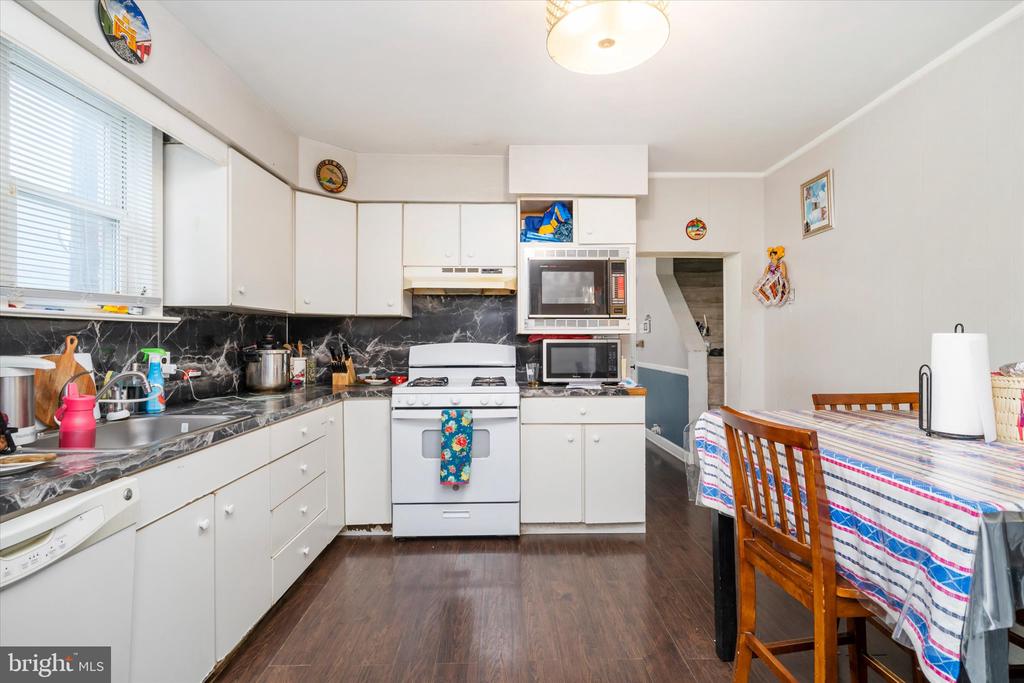 12 MOTT STREET