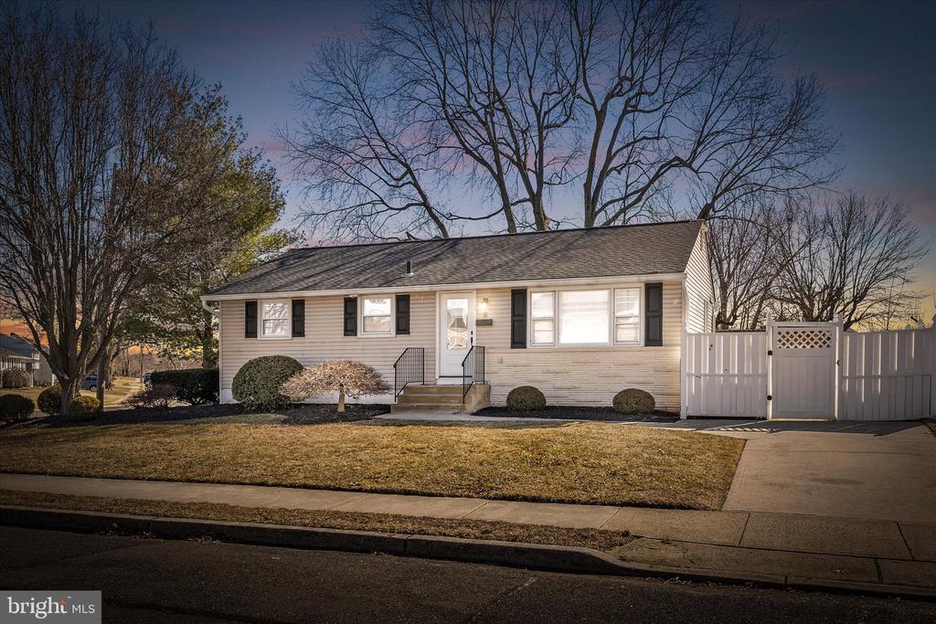 8 ROSLYN ROAD