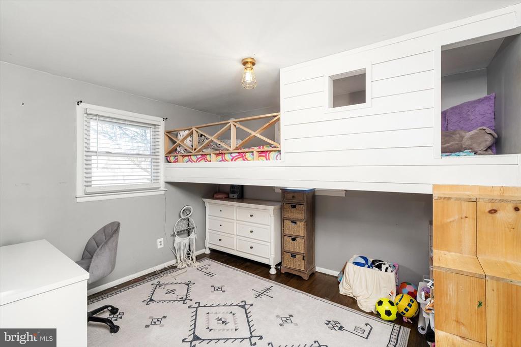 8 ROSLYN ROAD