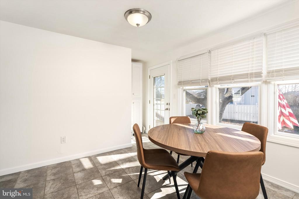 8 ROSLYN ROAD