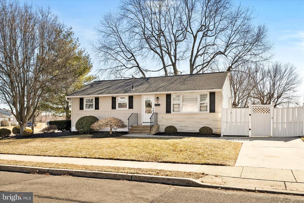 8 ROSLYN ROAD