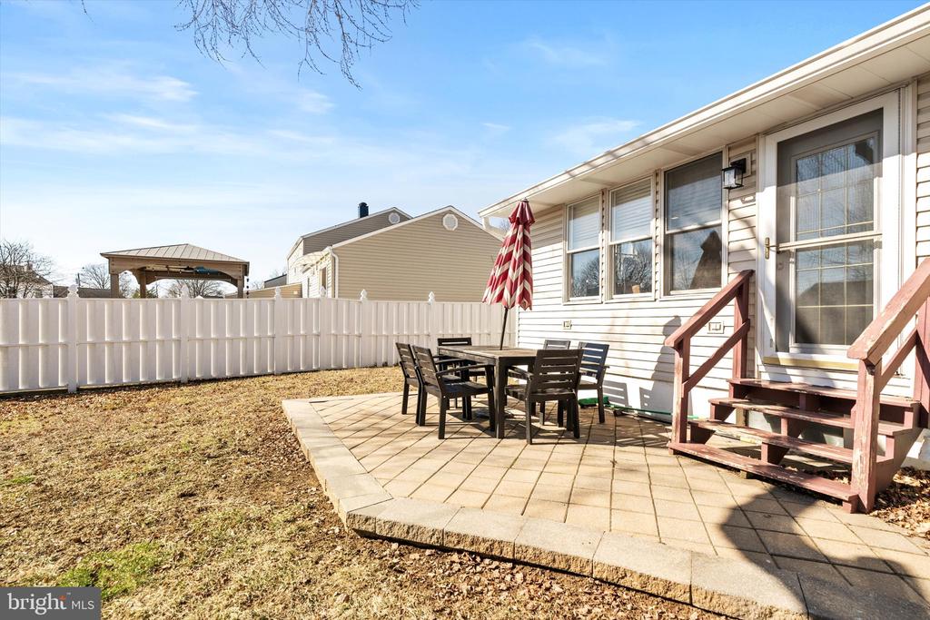 8 ROSLYN ROAD