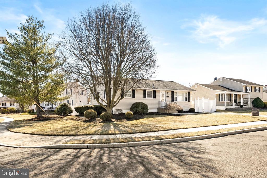 8 ROSLYN ROAD