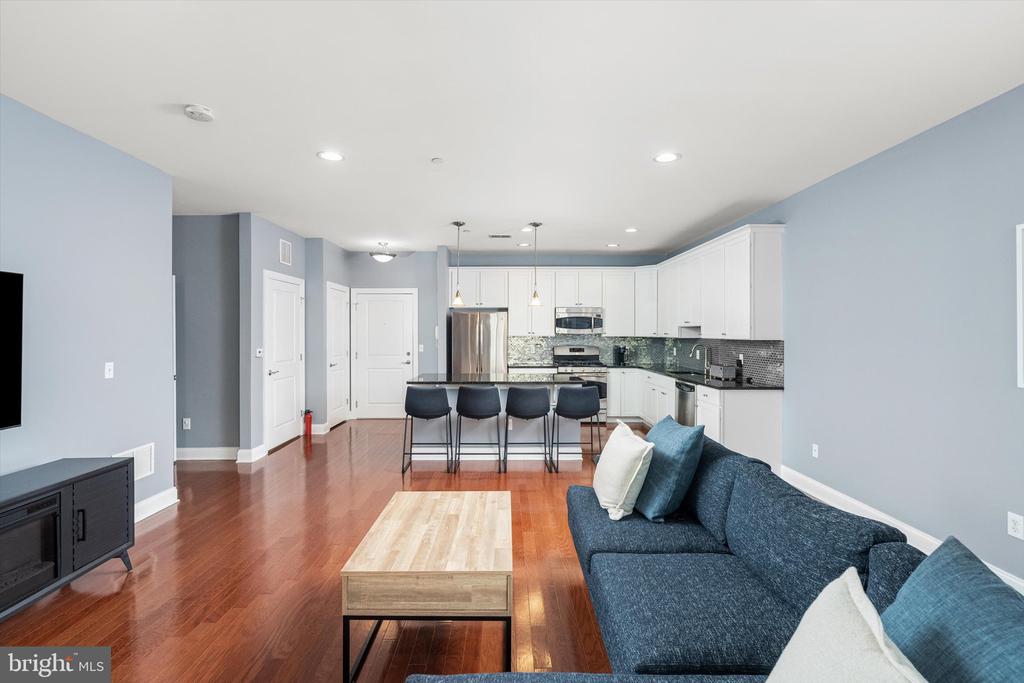 2 N COMMERCE SQUARE Unit: 210
