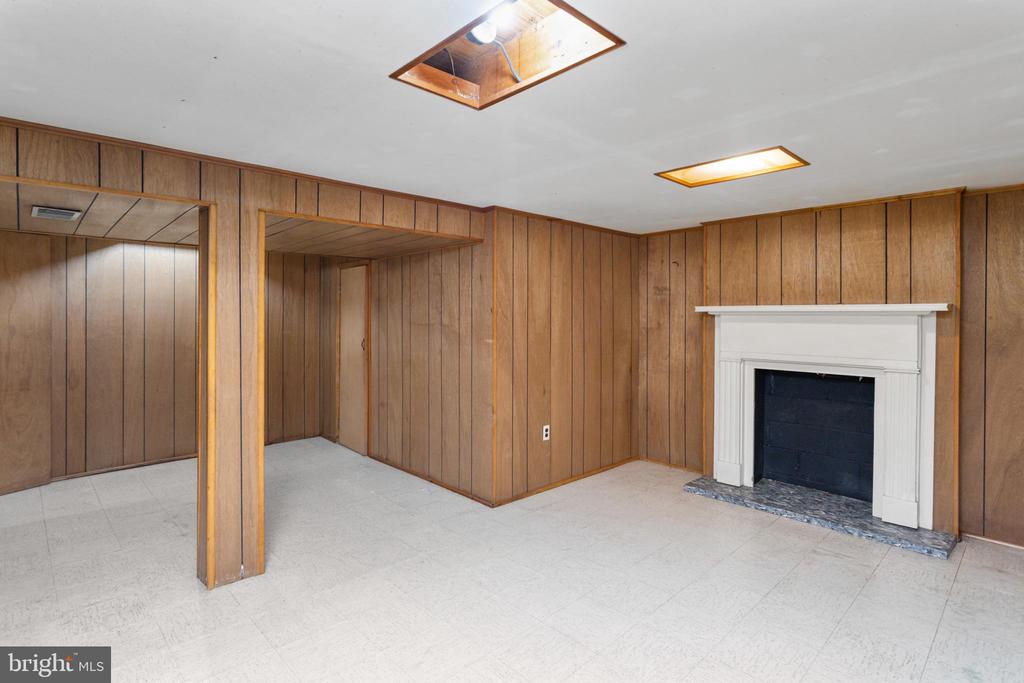 25 WALT WHITMAN WAY