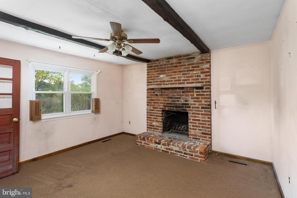 25 WALT WHITMAN WAY