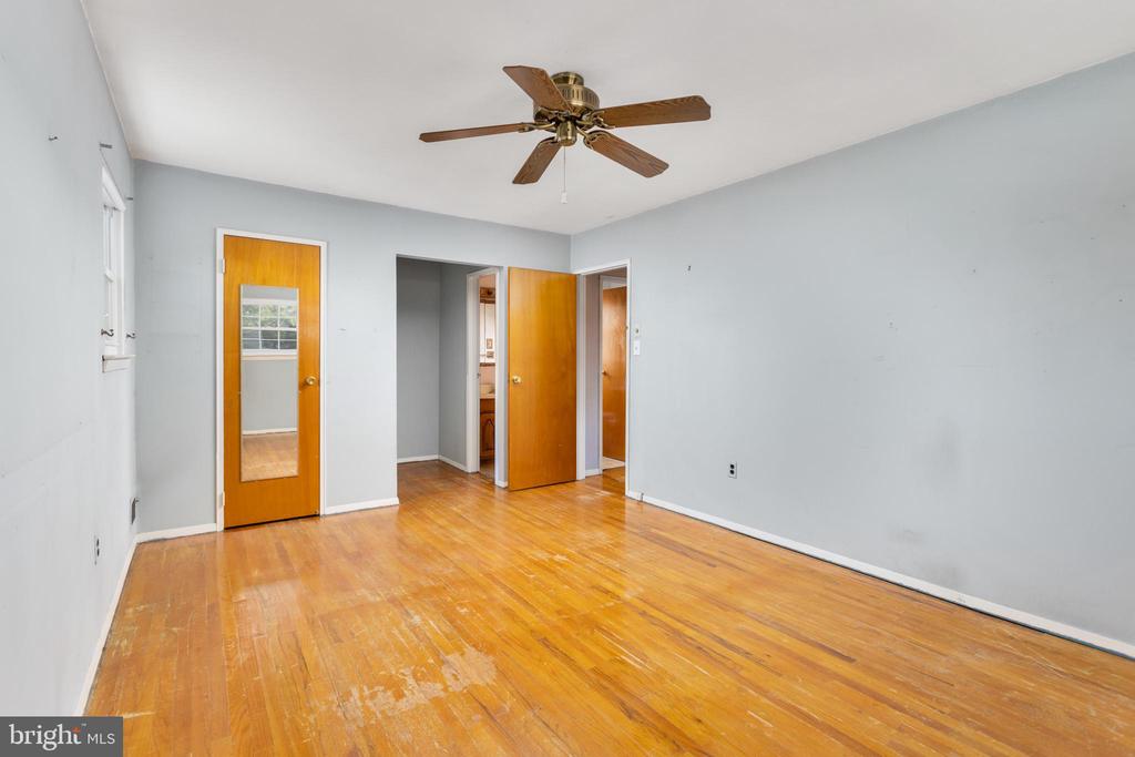 25 WALT WHITMAN WAY