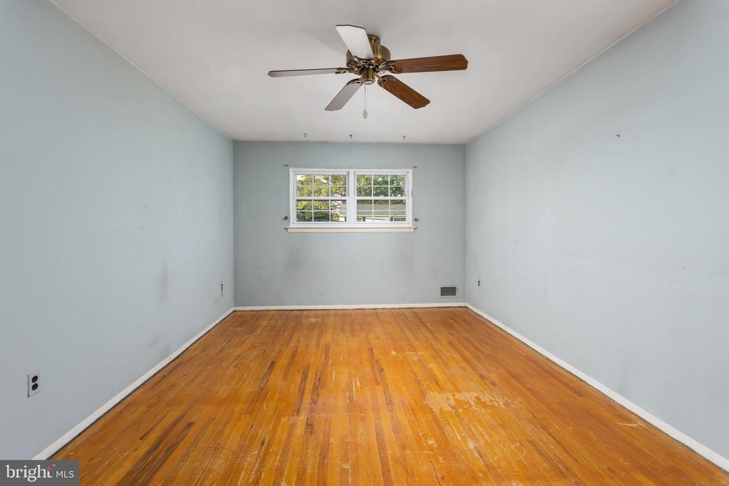 25 WALT WHITMAN WAY