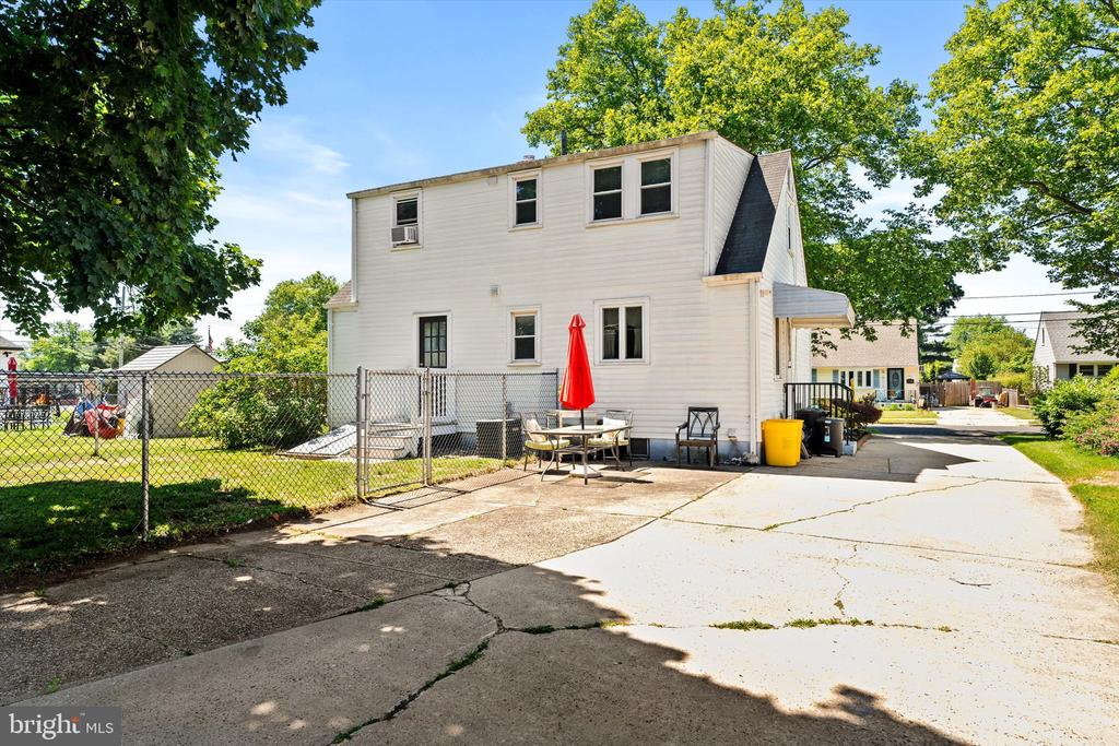 8 BENSON LN