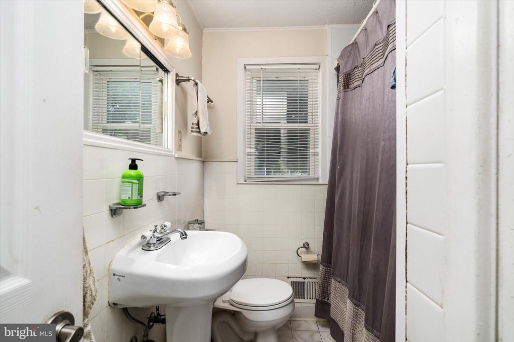 8 BENSON LN