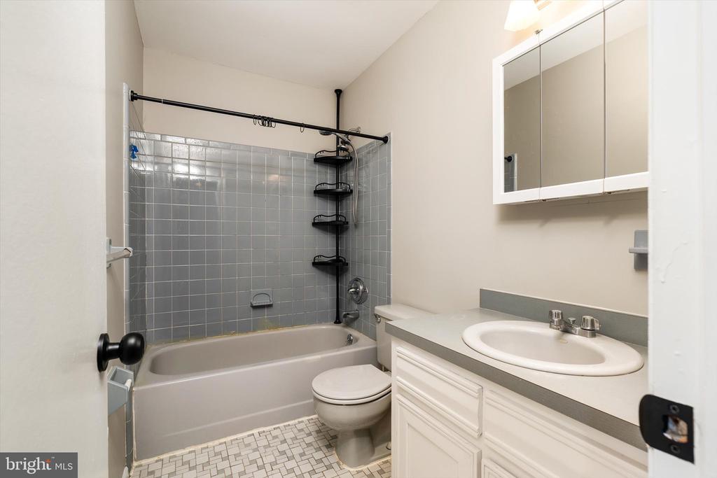 37 DUNMOOR CT S COURT S