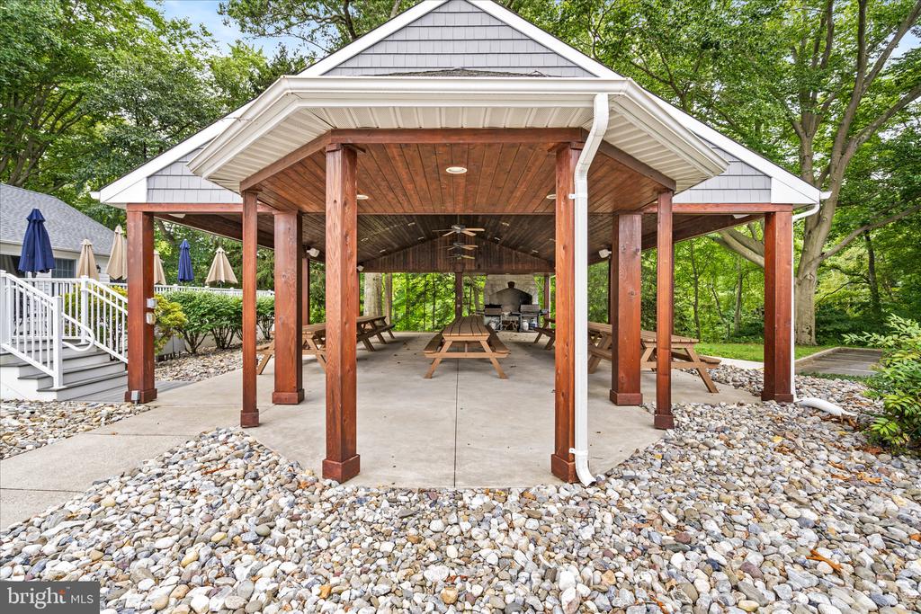 11 MULBERRY DR