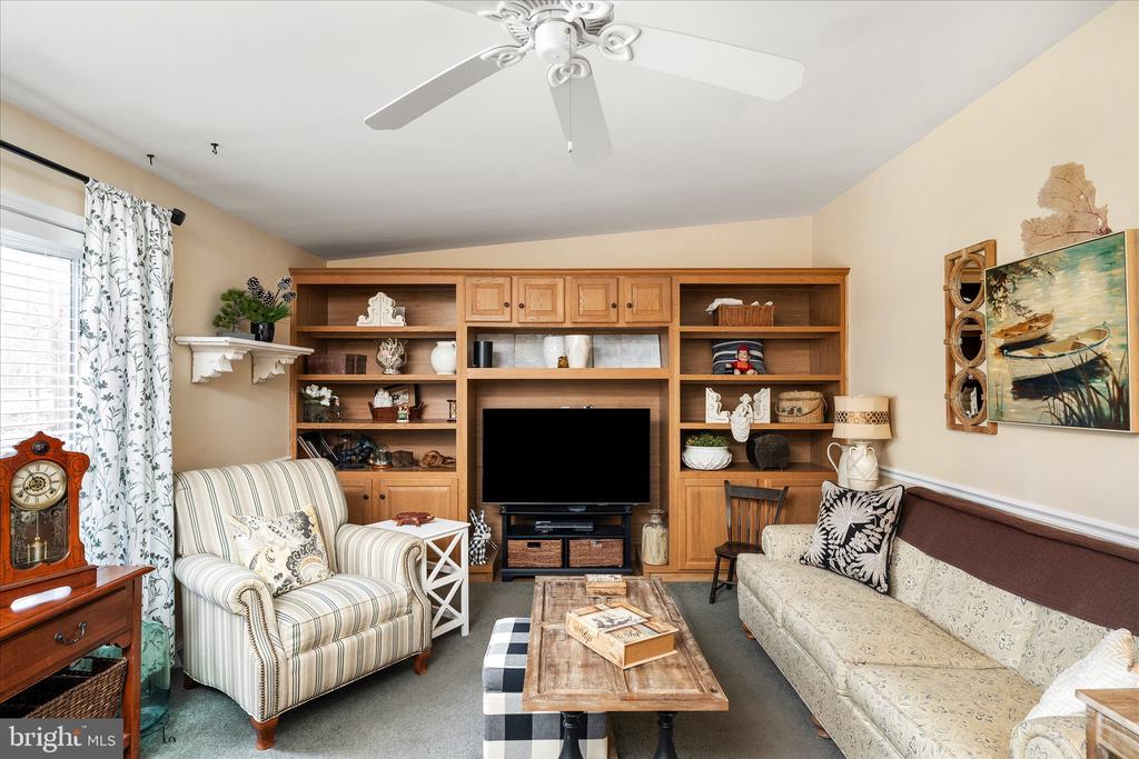 11 MULBERRY DR