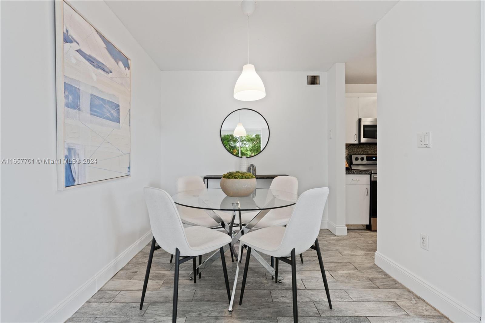 7601 Dickens Ave # 302