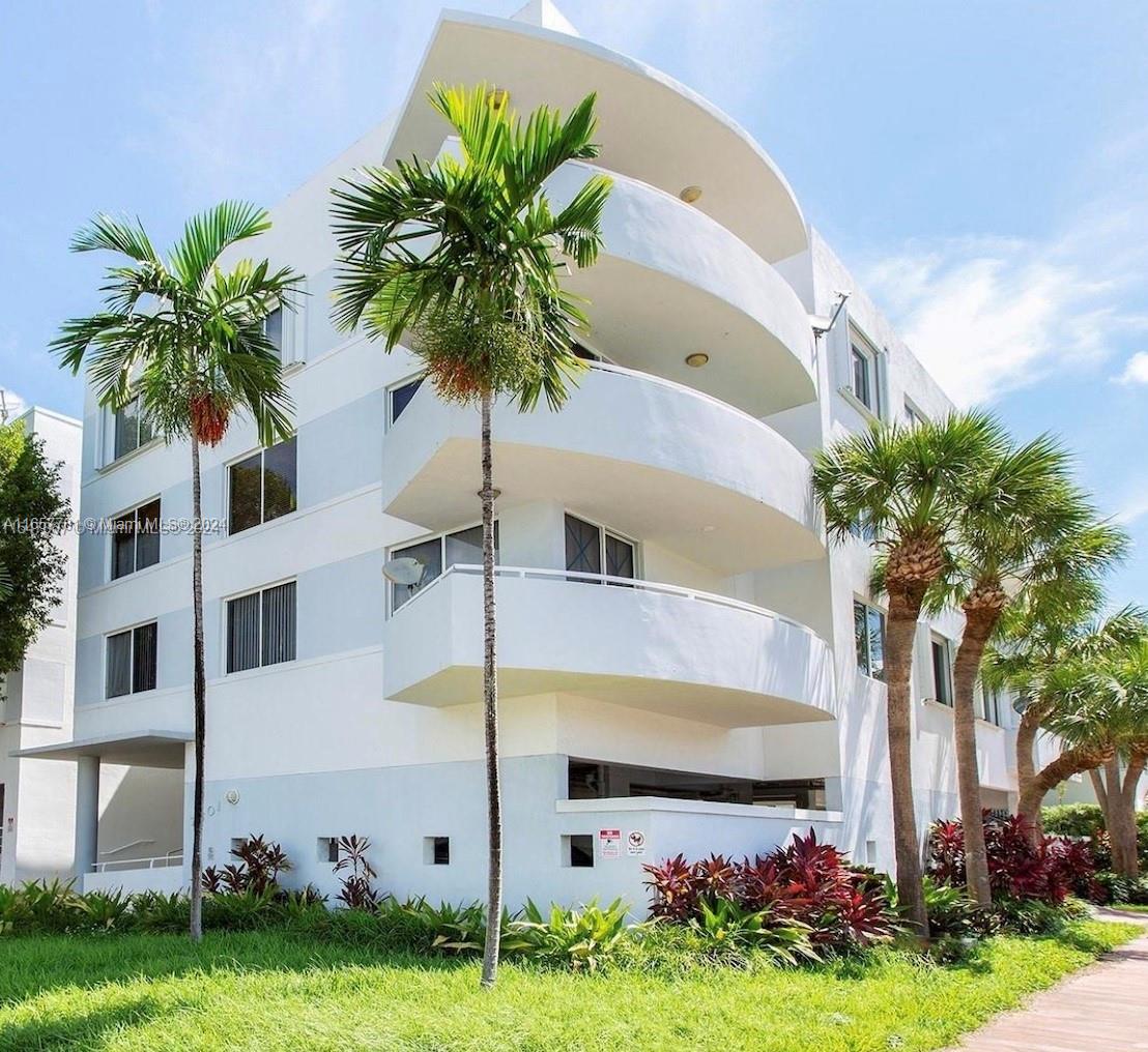 7601 Dickens Ave # 302