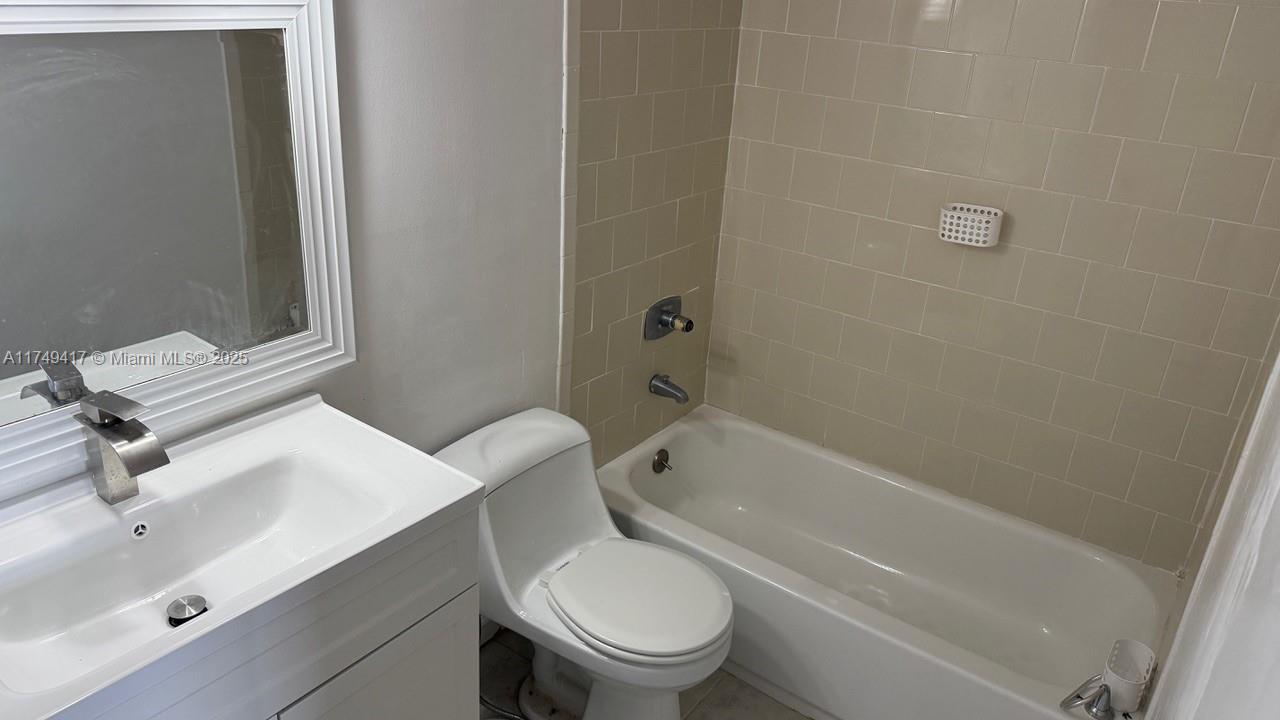 8950 NE 8th Ave # 405