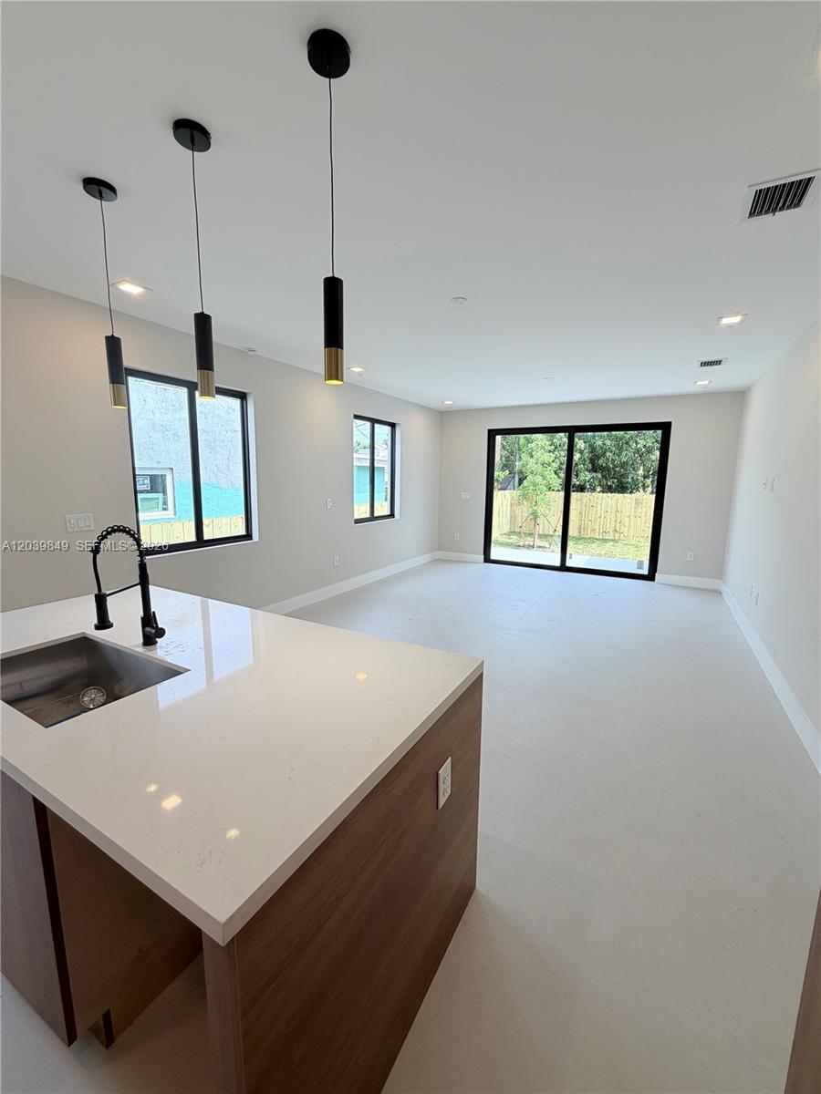 1860 NW 48th St