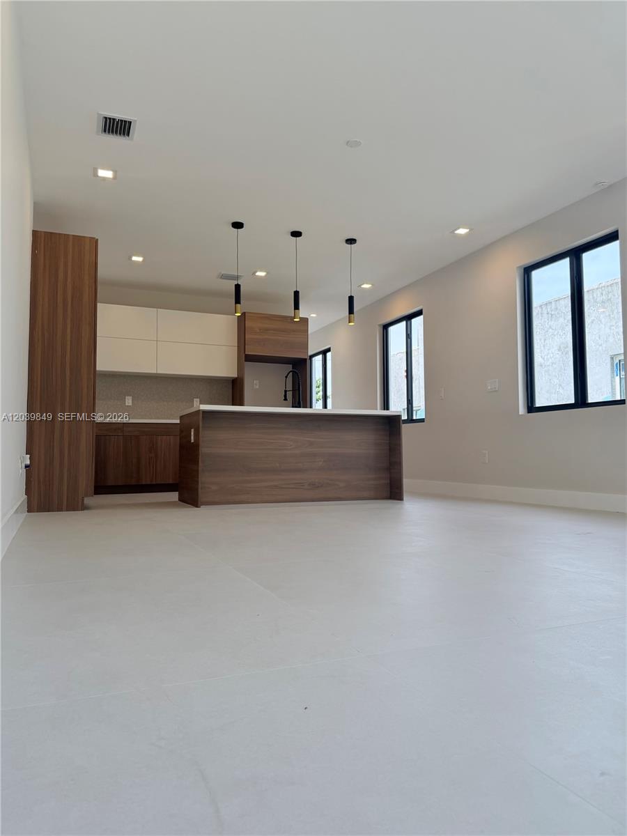 1860 NW 48th St