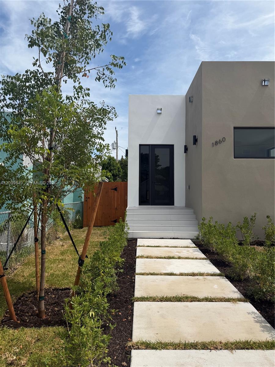 1860 NW 48th St
