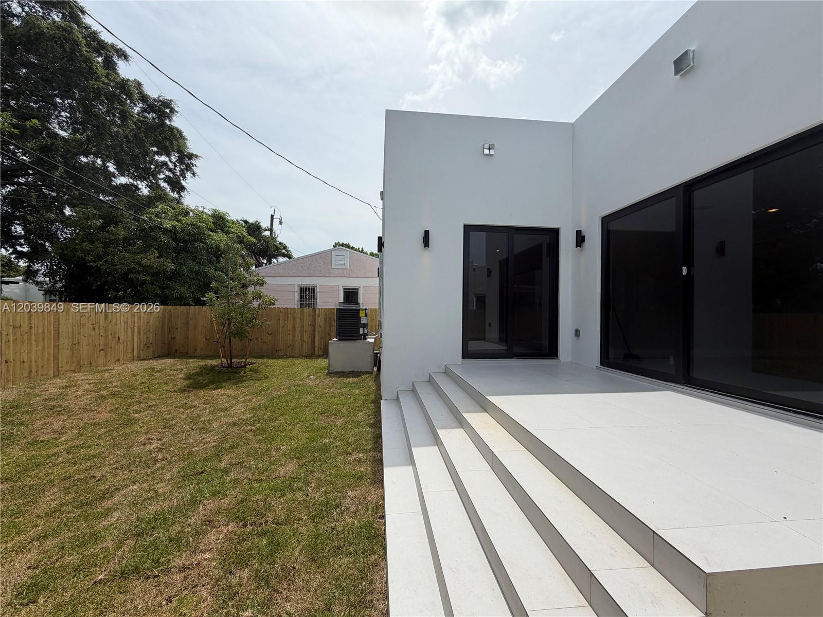 1860 NW 48th St