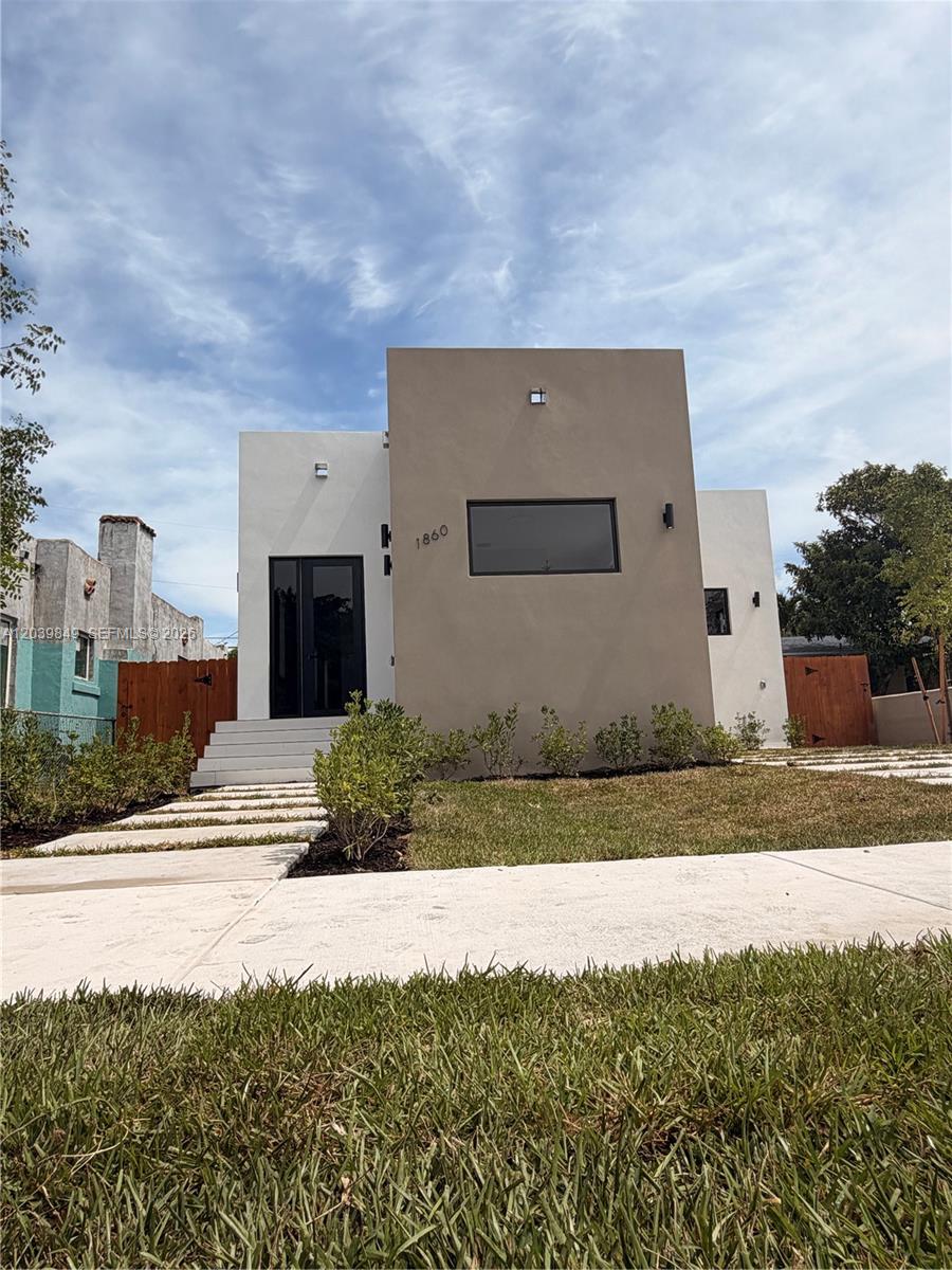 1860 NW 48th St