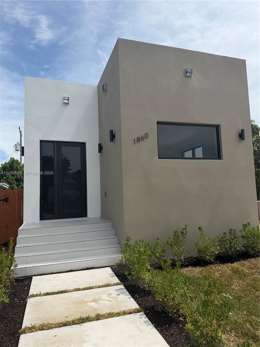 1860 NW 48th St