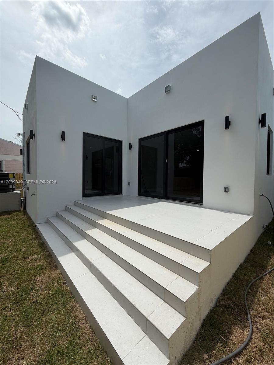 1860 NW 48th St