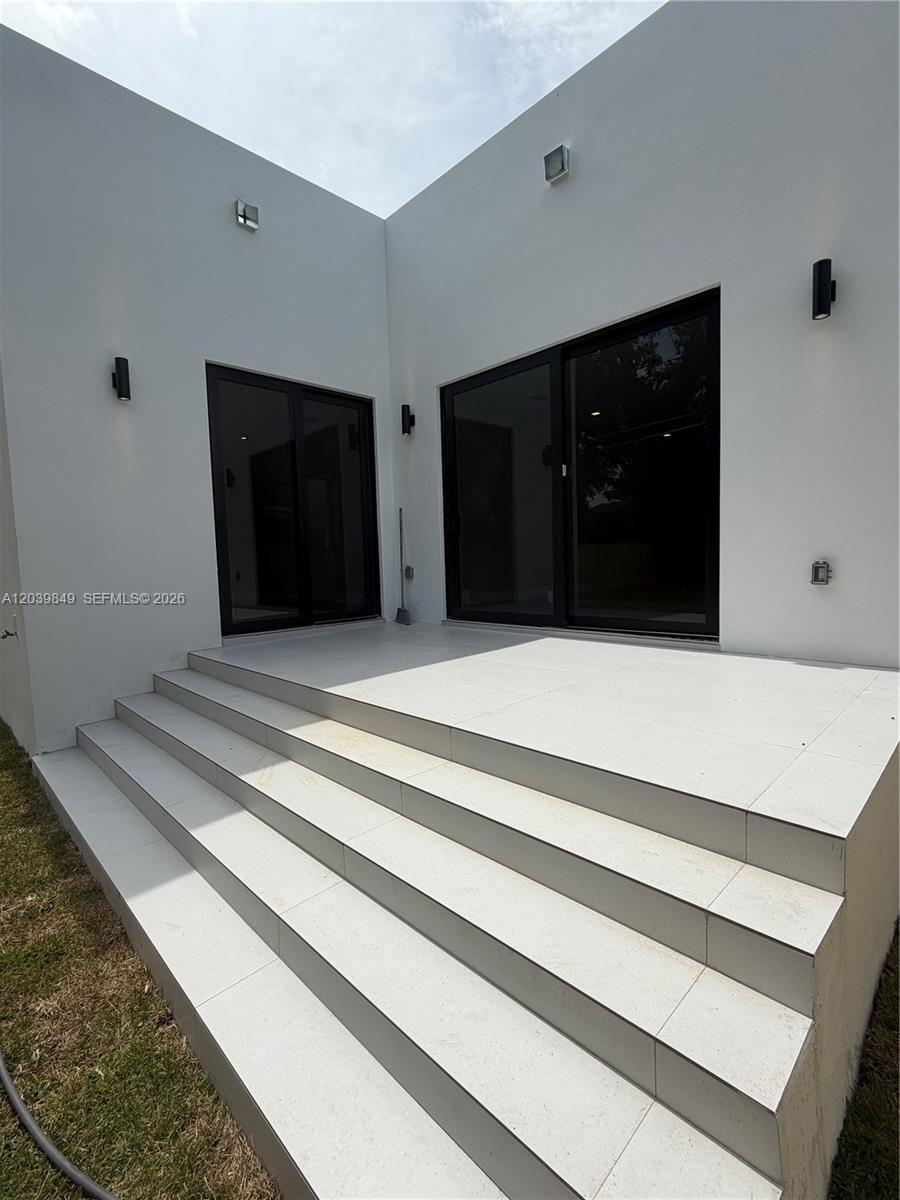 1860 NW 48th St