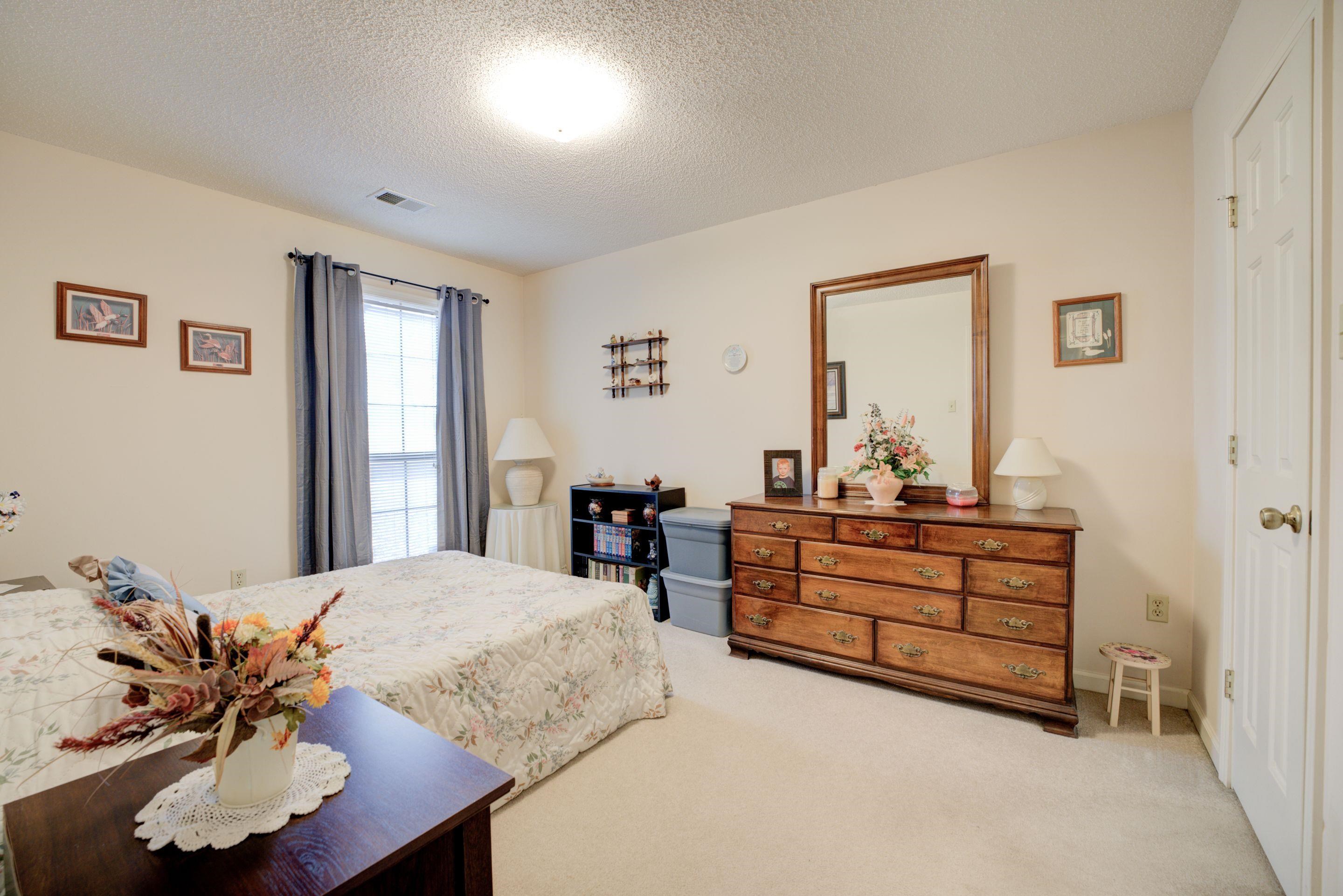 60 LYNDSEY DR
