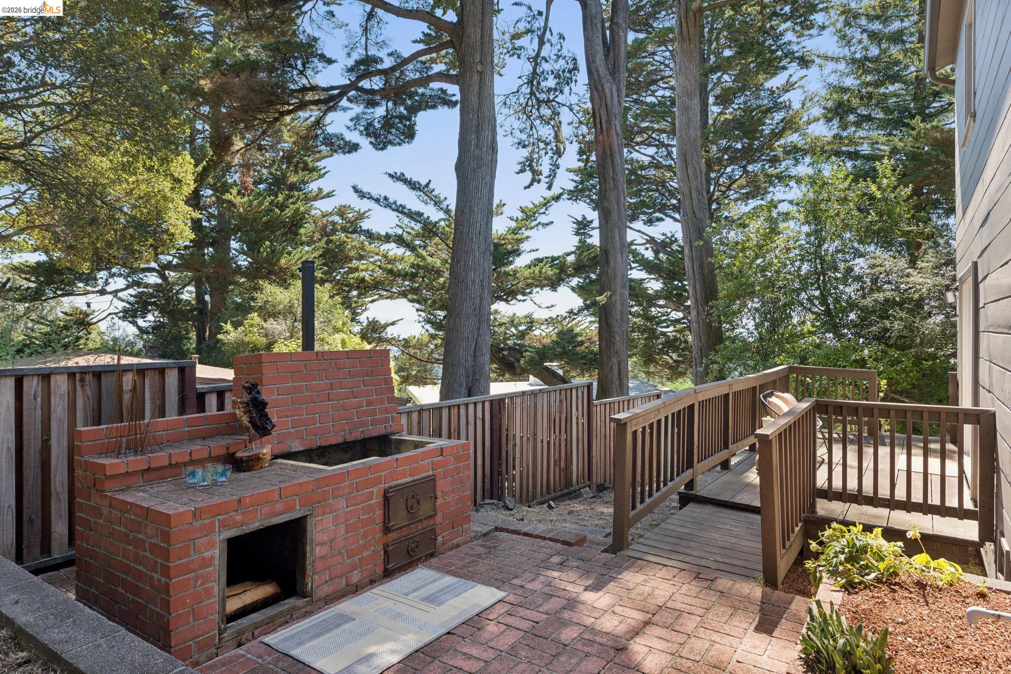 2339 Thackeray Dr