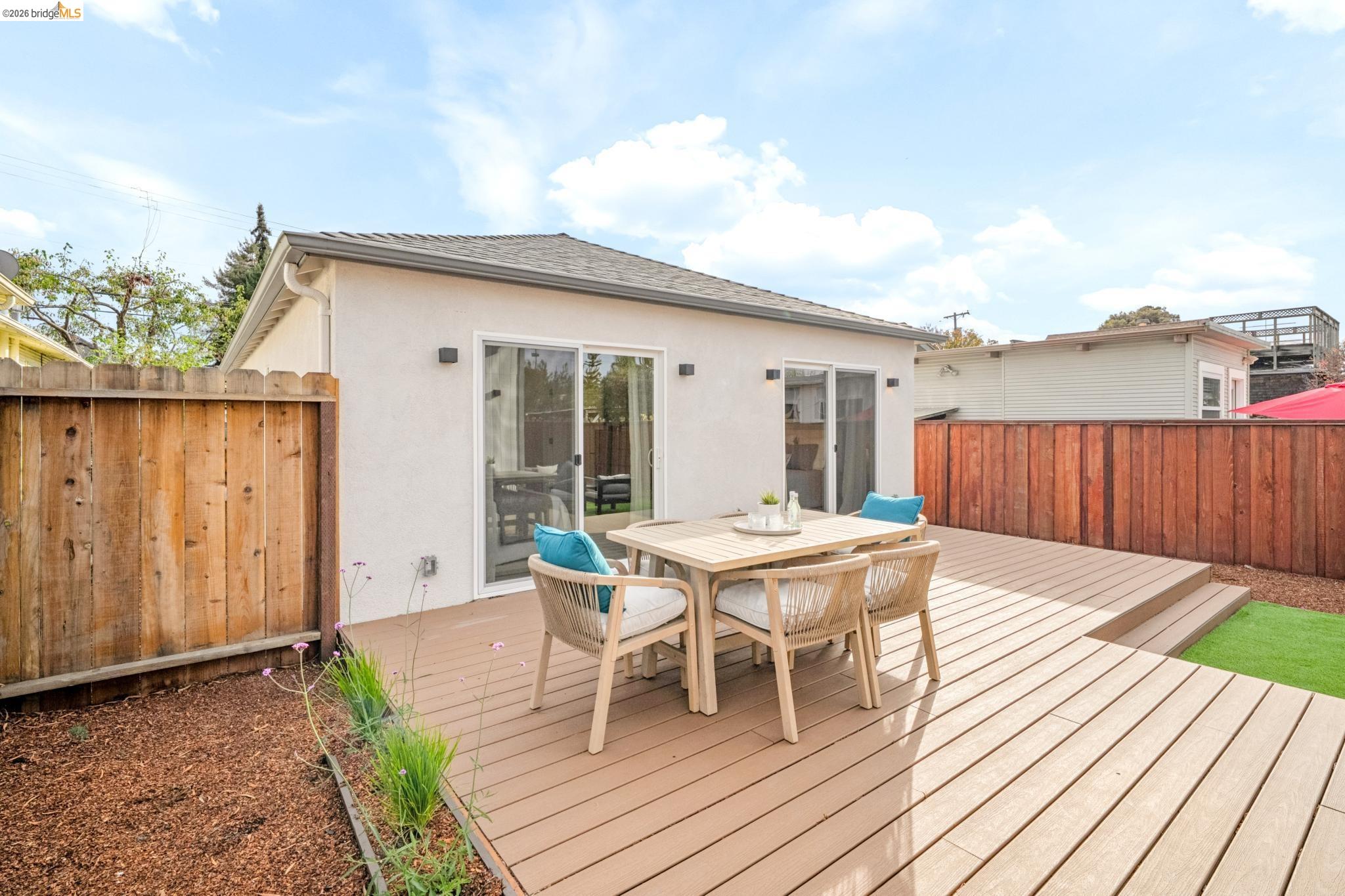 1537 Carleton St