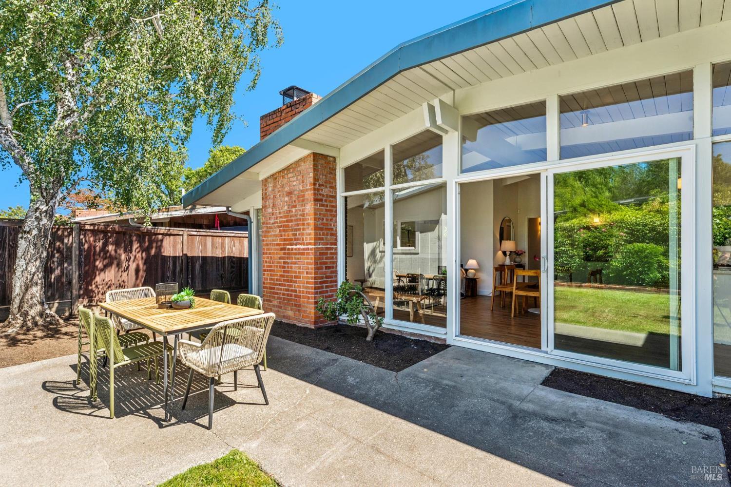 384 Hibiscus Way