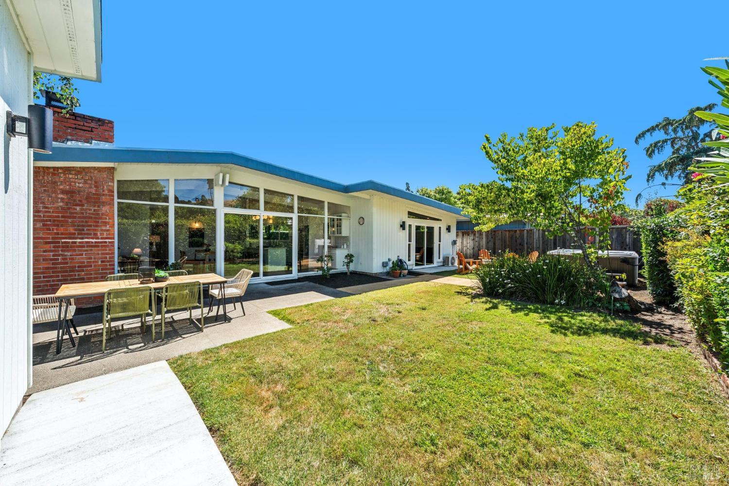 384 Hibiscus Way