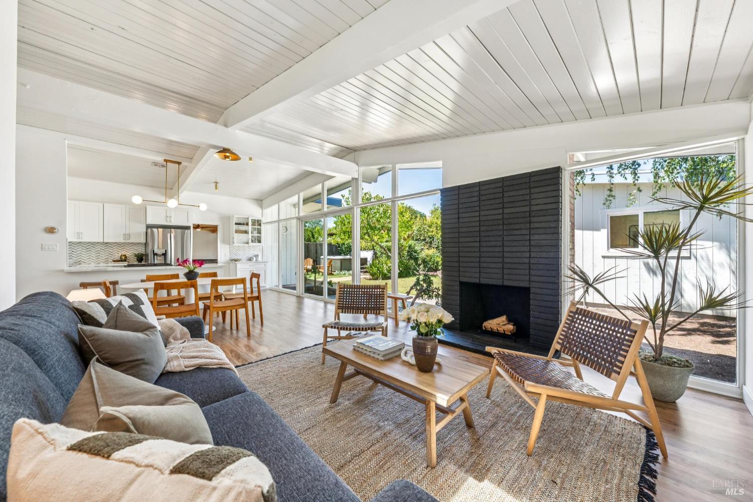 384 Hibiscus Way