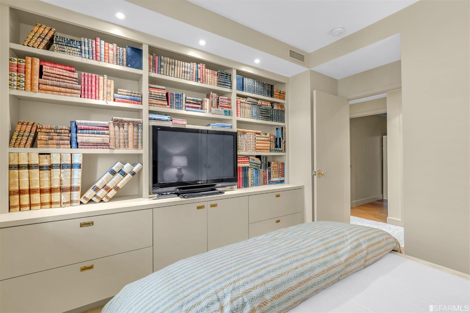 1150 Sacramento Street Unit: 303
